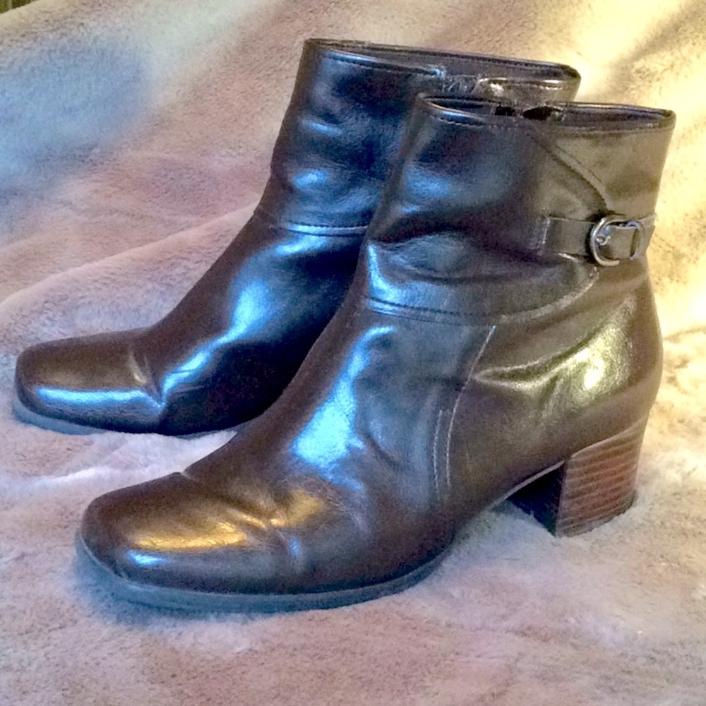 Easy Spirit Weather Resistant Ankle Boots...EUC